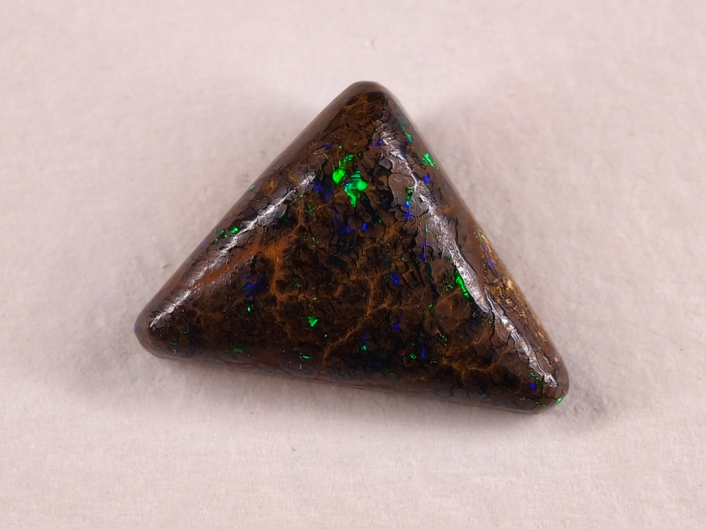 Opale boulder d’Australie — triangle — 8,7 ct