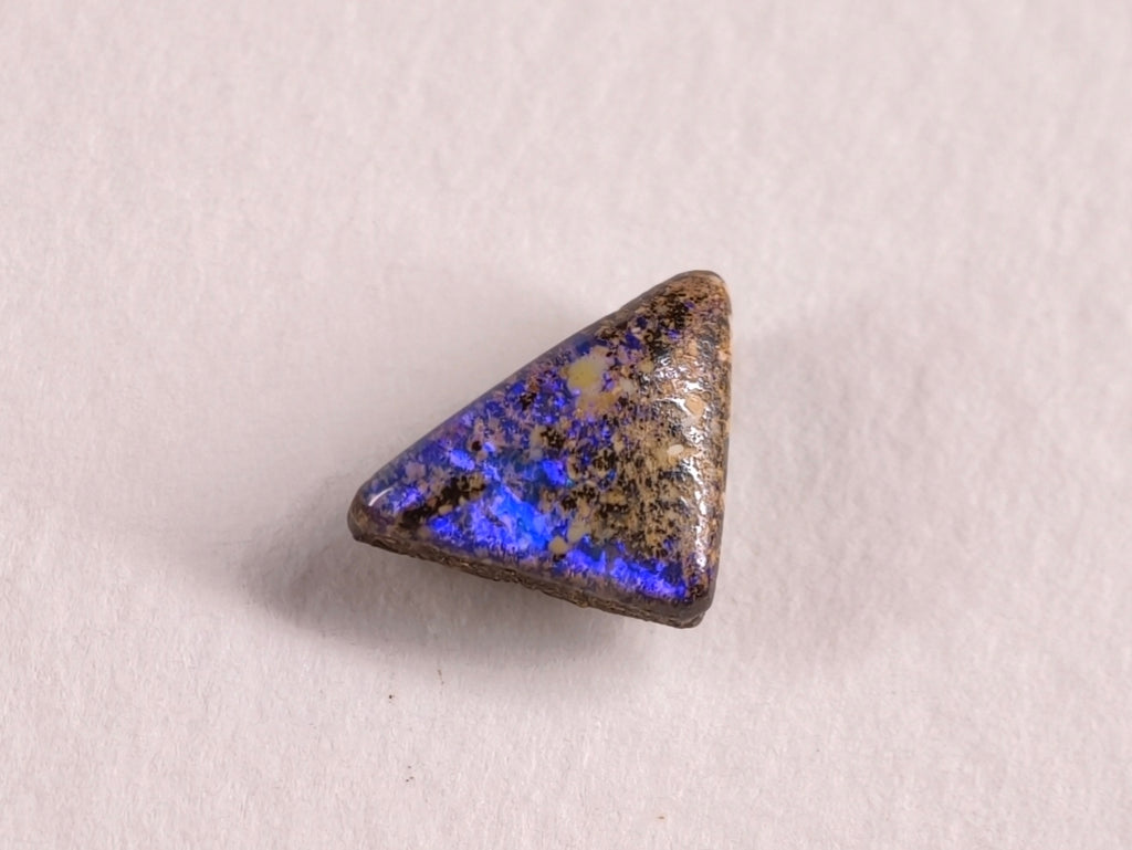 Opale boulder d’Australie — triangle — 1,7 ct