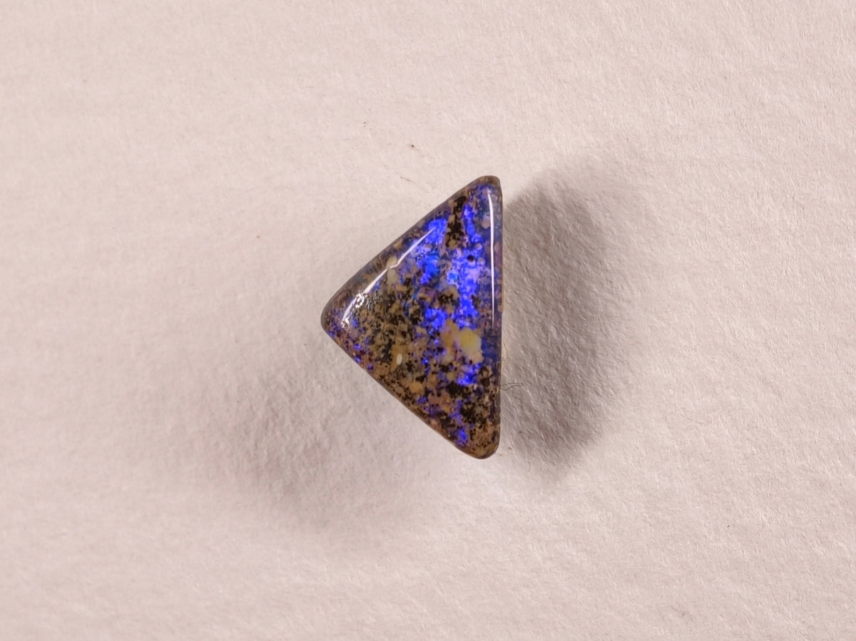 Opale boulder d’Australie — triangle — 1,7 ct