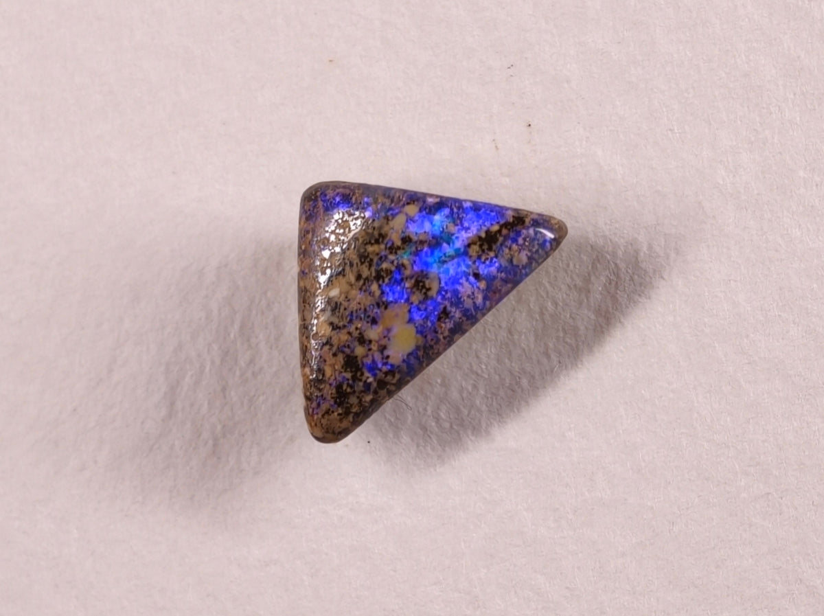 Opale boulder d’Australie — triangle — 1,7 ct