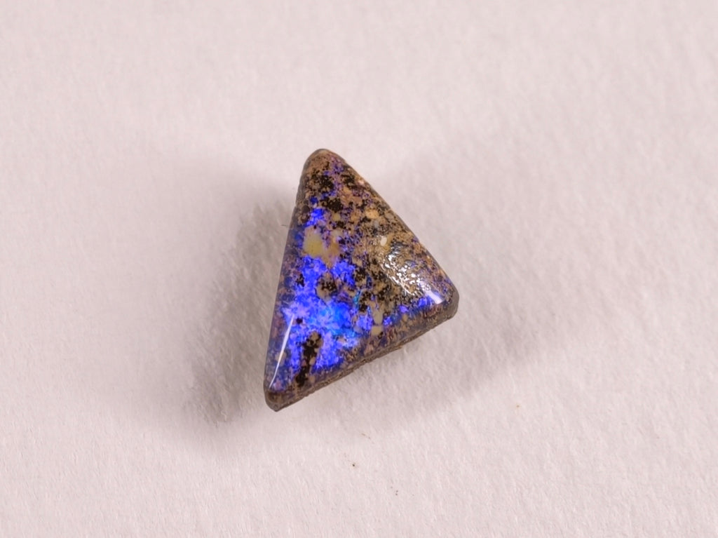 Opale boulder d’Australie — triangle — 1,7 ct
