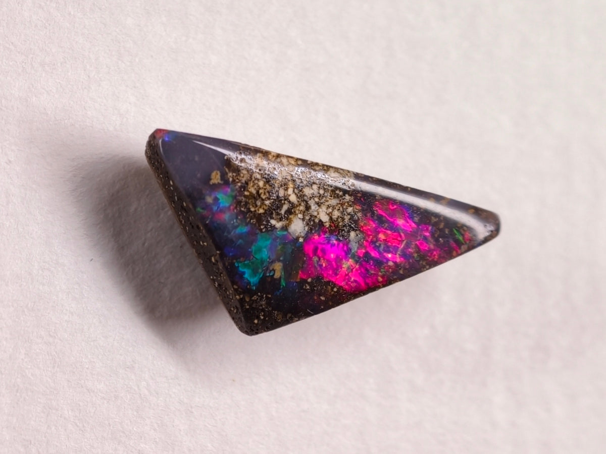 Opale boulder d’Australie — triangle — 3,5 ct