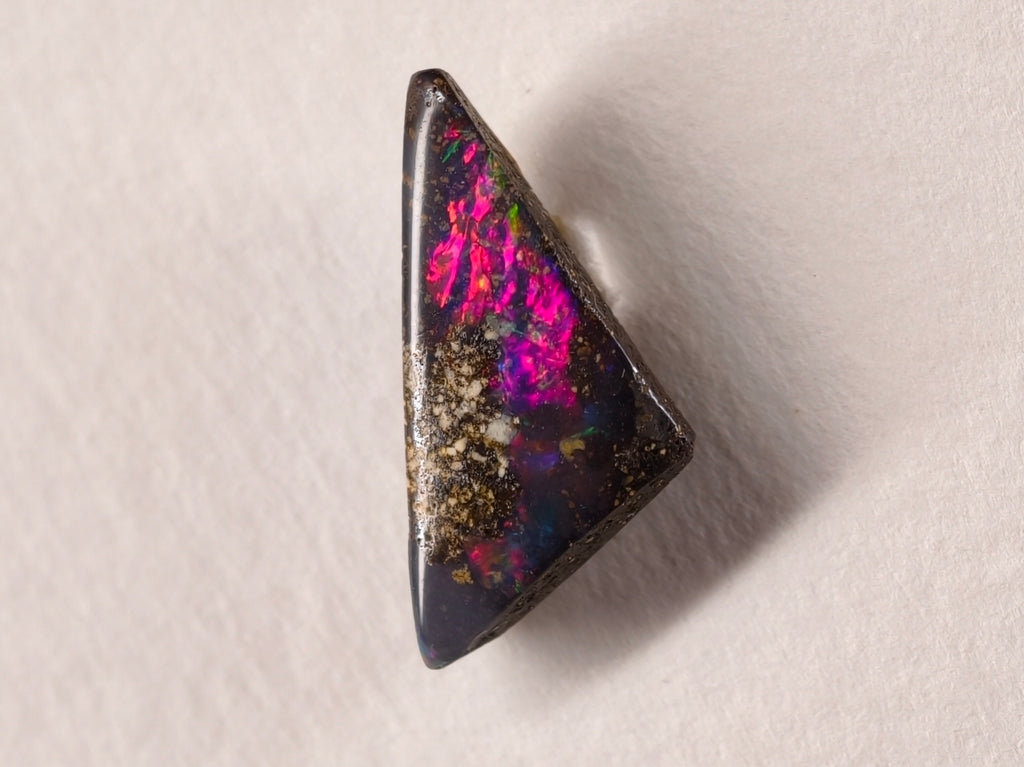 Opale boulder d’Australie — triangle — 3,5 ct