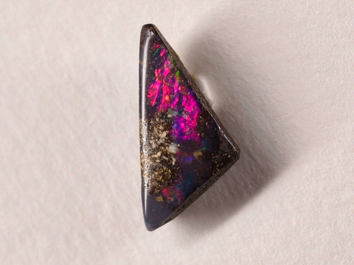 Opale boulder d’Australie — triangle — 3,5 ct