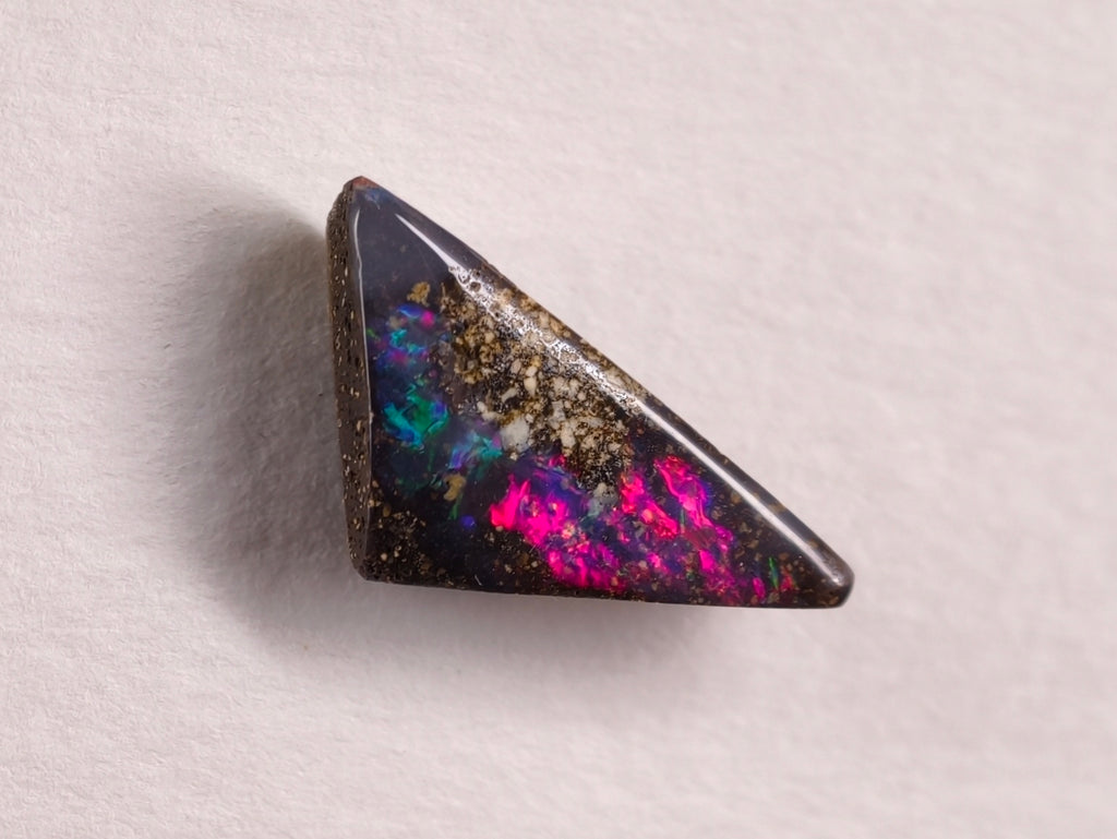 Opale boulder d’Australie — triangle — 3,5 ct