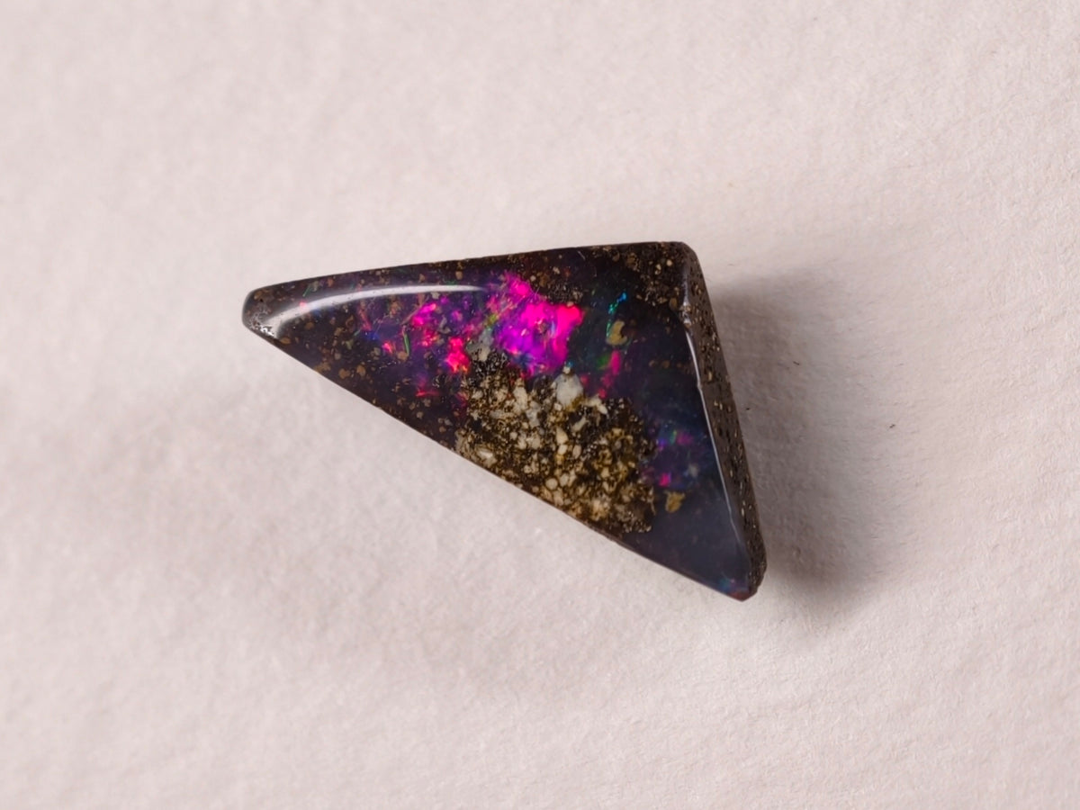 Opale boulder d’Australie — triangle — 3,5 ct