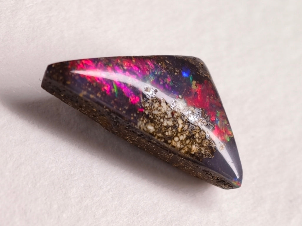 Opale boulder d’Australie — triangle — 3,5 ct