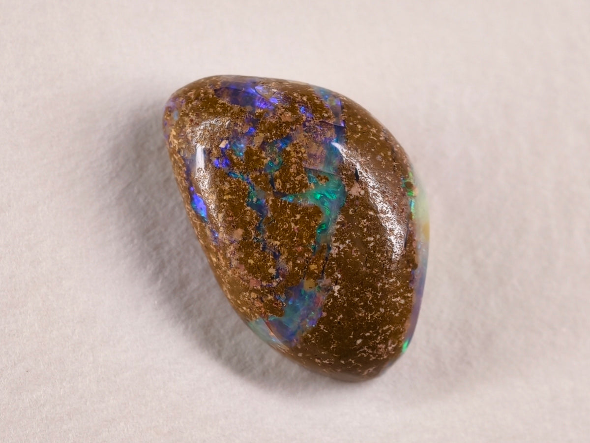 Opale boulder d’Australie — forme libre — 10,2 ct