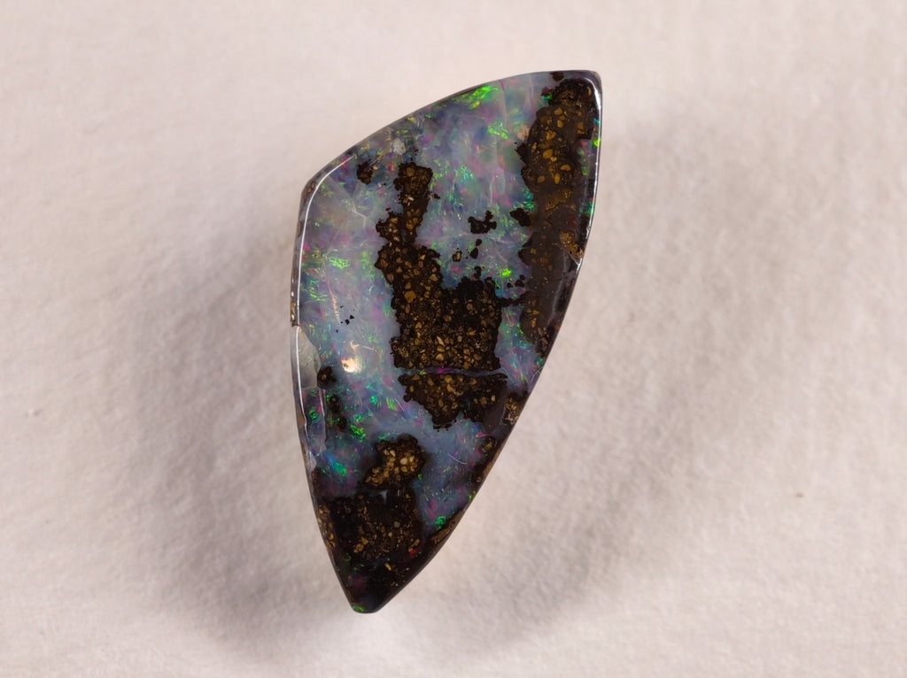 Opale boulder d’Australie — forme libre — 14 ct
