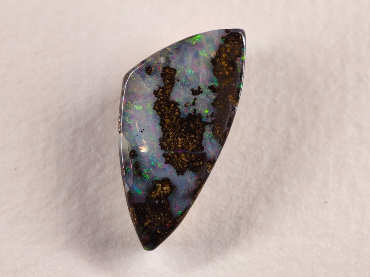 Opale boulder d’Australie — forme libre — 14 ct