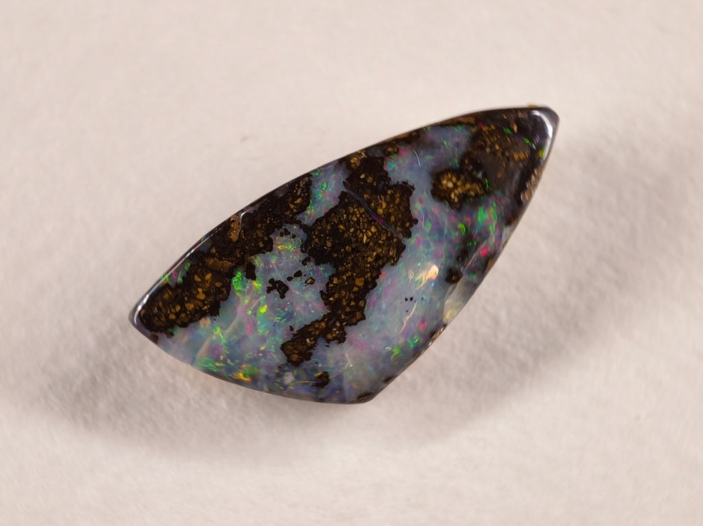 Opale boulder d’Australie — forme libre — 14 ct