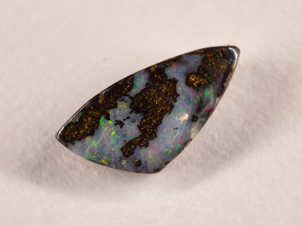 Opale boulder d’Australie — forme libre — 14 ct
