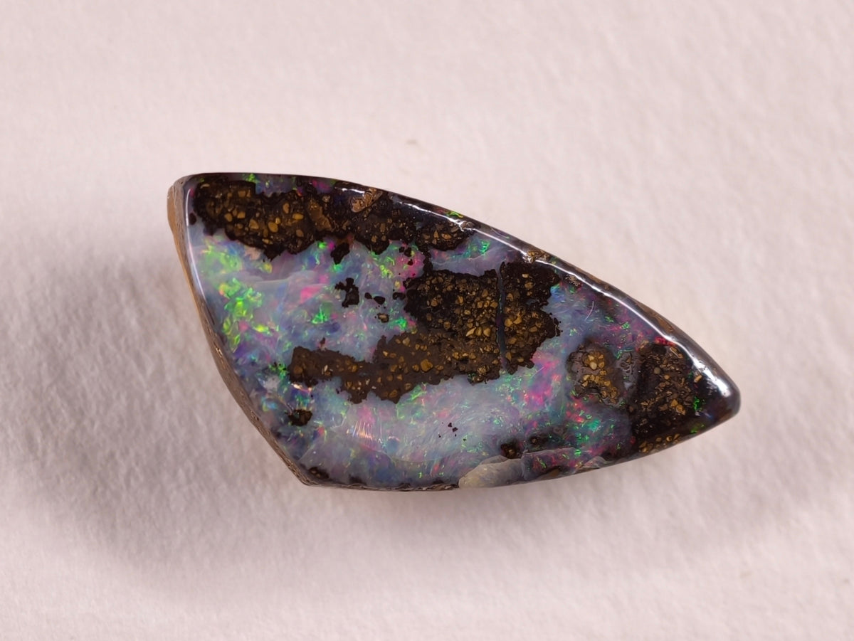 Opale boulder d’Australie — forme libre — 14 ct