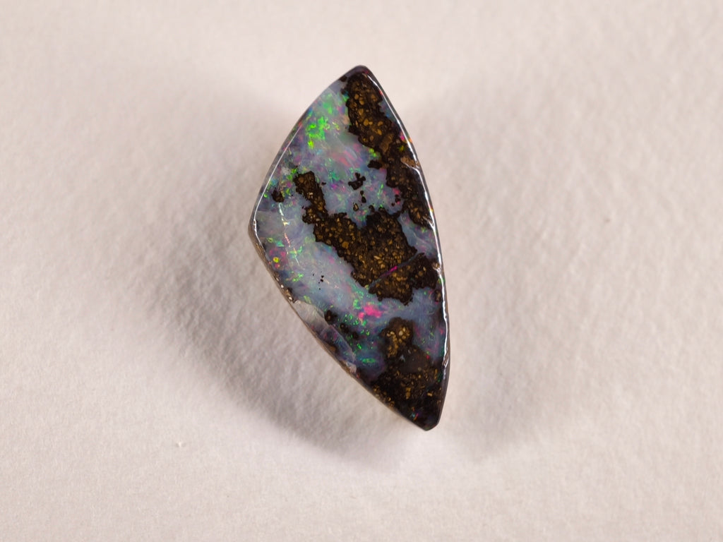 Opale boulder d’Australie — forme libre — 14 ct