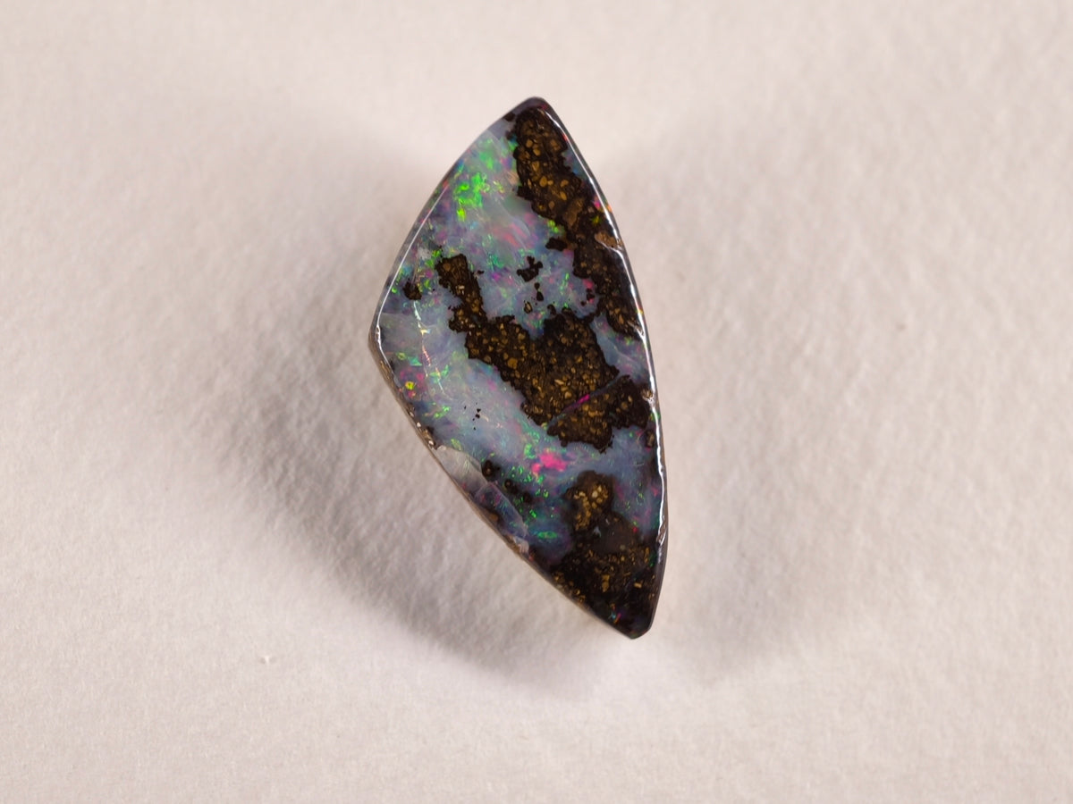 Opale boulder d’Australie — forme libre — 14 ct