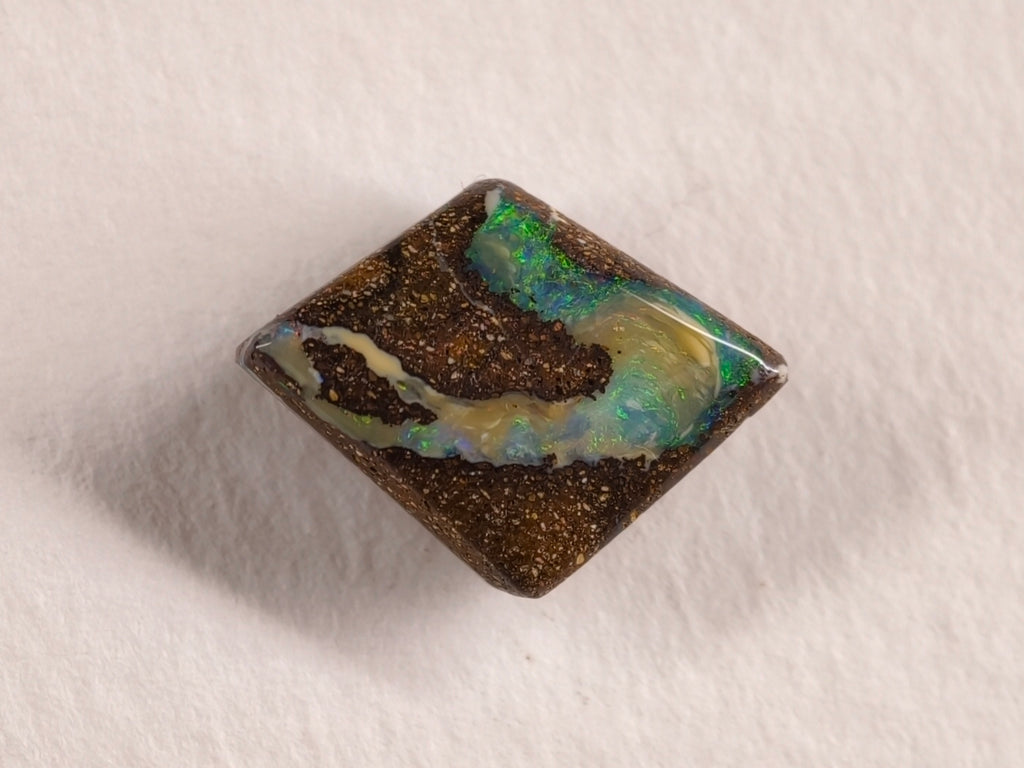 Opale boulder d’Australie — forme libre — 5 ct