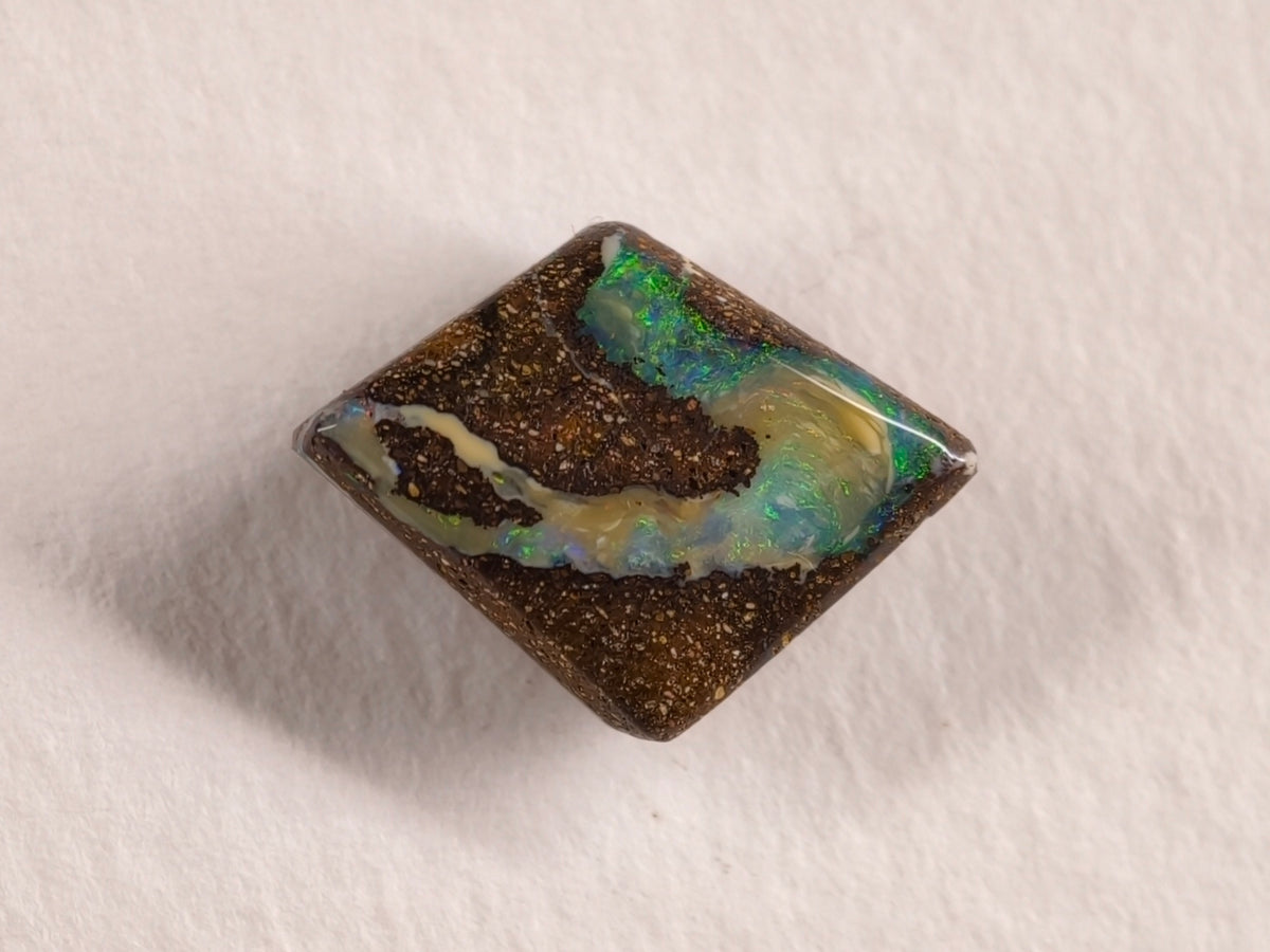 Opale boulder d’Australie — forme libre — 5 ct