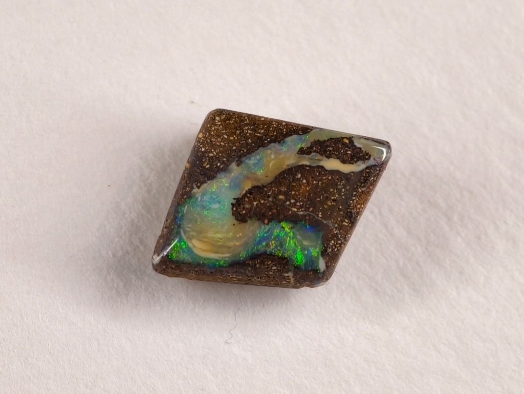 Opale boulder d’Australie — forme libre — 5 ct