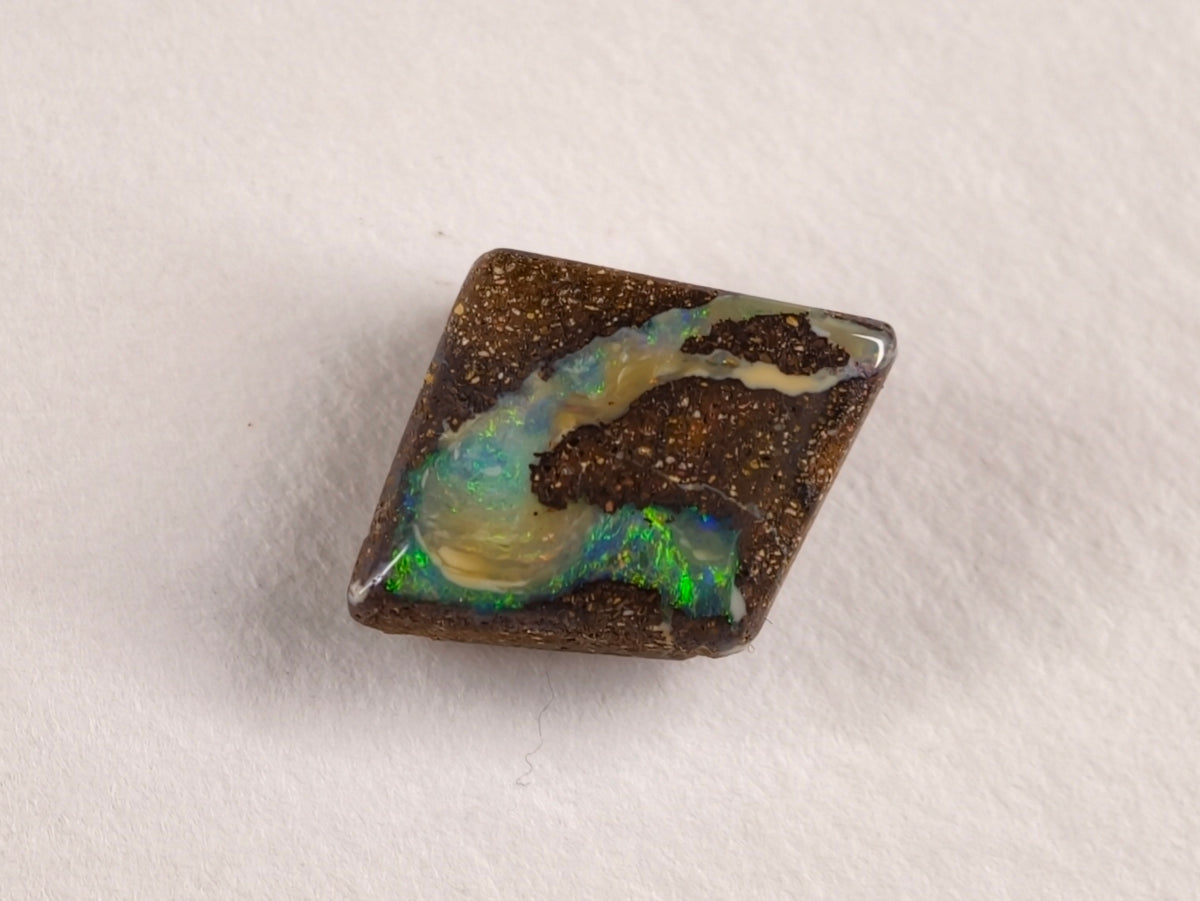 Opale boulder d’Australie — forme libre — 5 ct