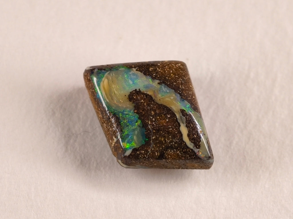 Opale boulder d’Australie — forme libre — 5 ct