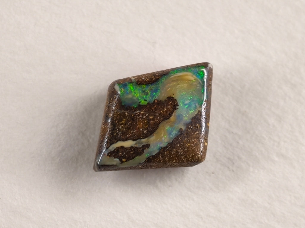 Opale boulder d’Australie — forme libre — 5 ct