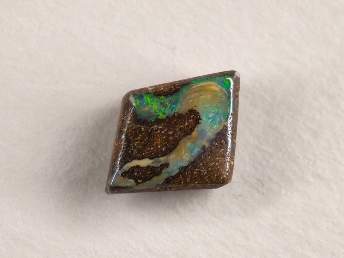 Opale boulder d’Australie — forme libre — 5 ct