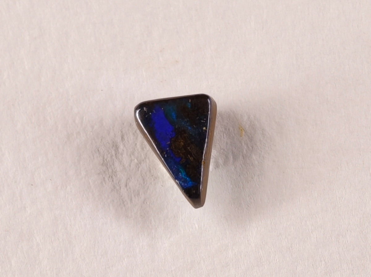 Opale boulder d’Australie — triangle — 1,5 ct