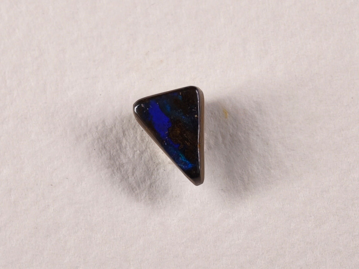 Opale boulder d’Australie — triangle — 1,5 ct