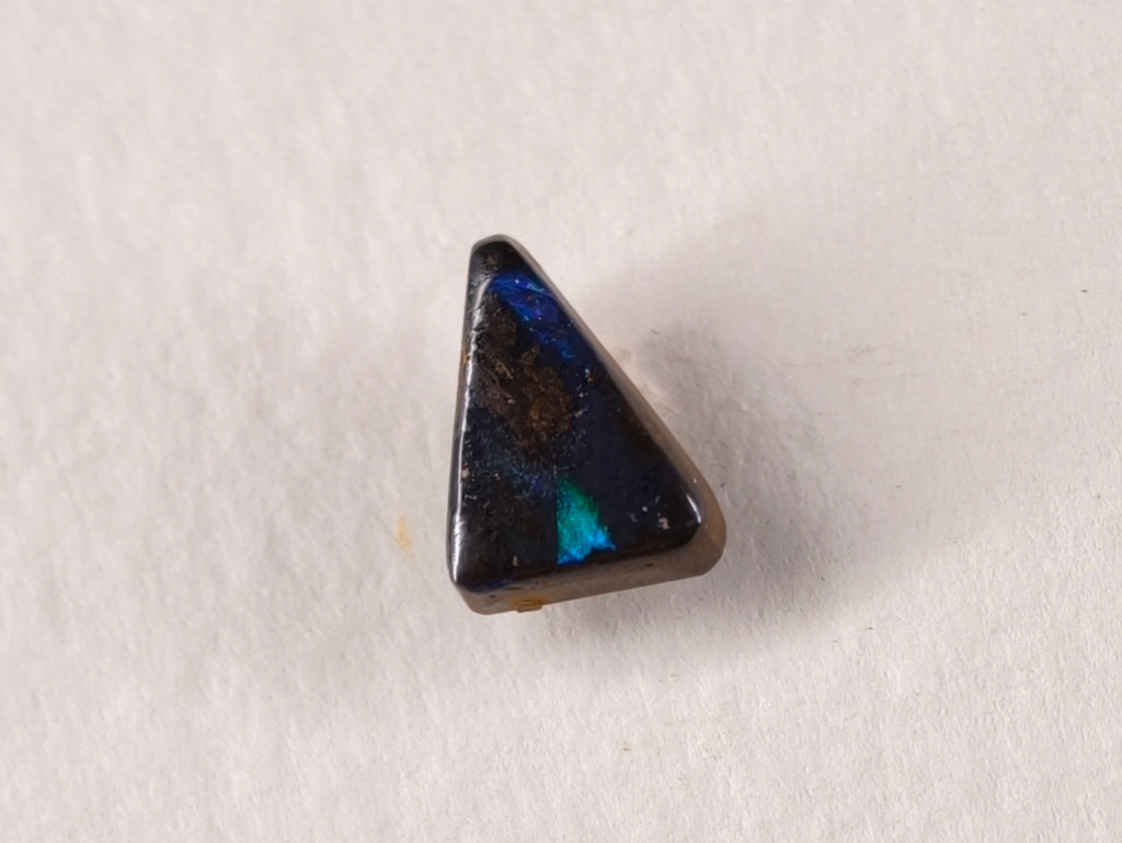 Opale boulder d’Australie — triangle — 1,5 ct
