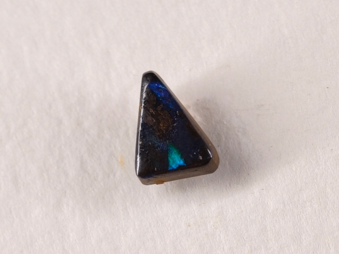 Opale boulder d’Australie — triangle — 1,5 ct