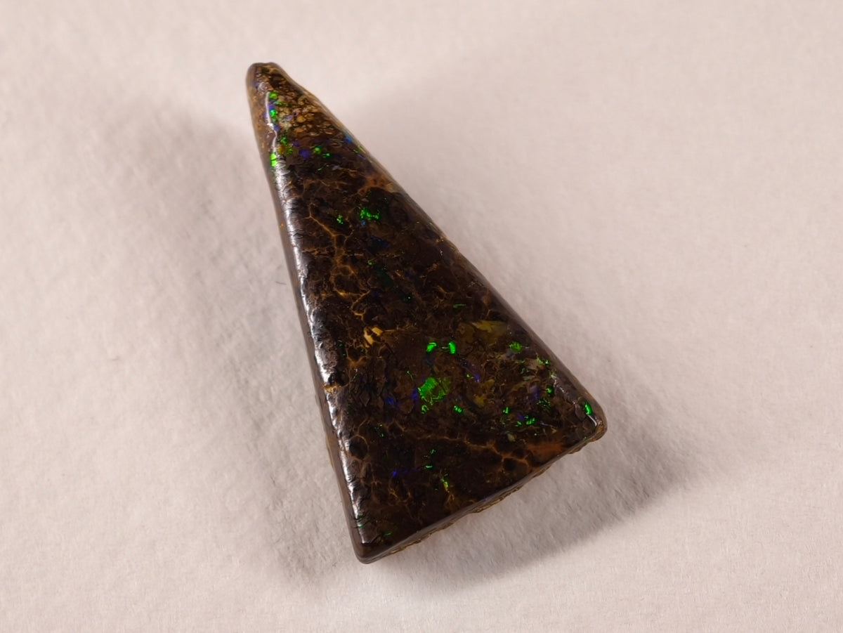 Opale boulder d’Australie — triangle — 9,5 ct