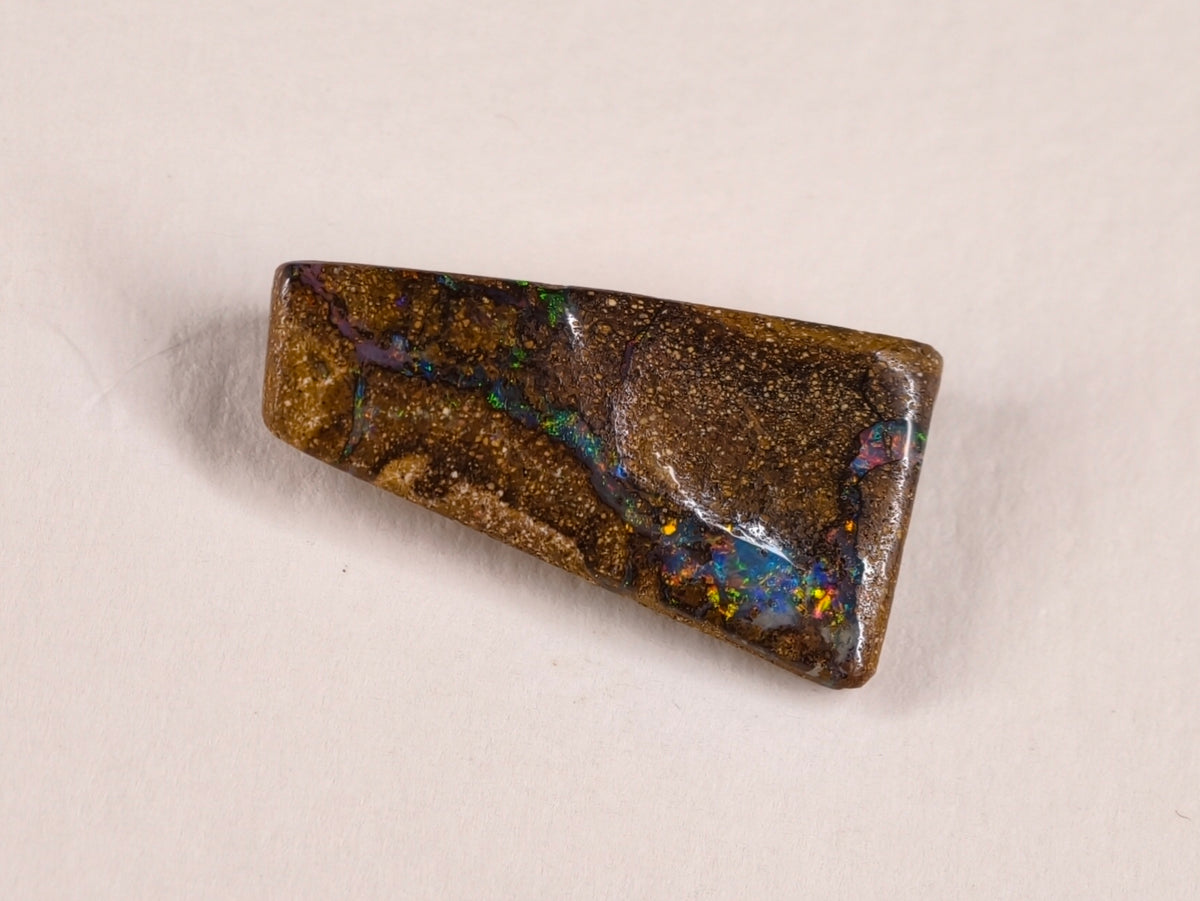 Opale boulder d’Australie — forme libre — 8 ct