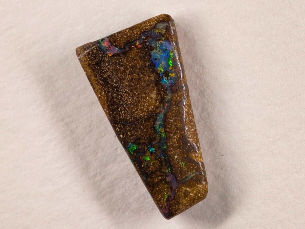 Opale boulder d’Australie — forme libre — 8 ct