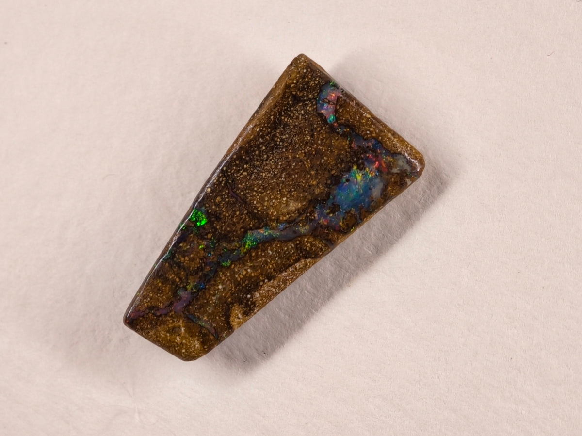 Opale boulder d’Australie — forme libre — 8 ct