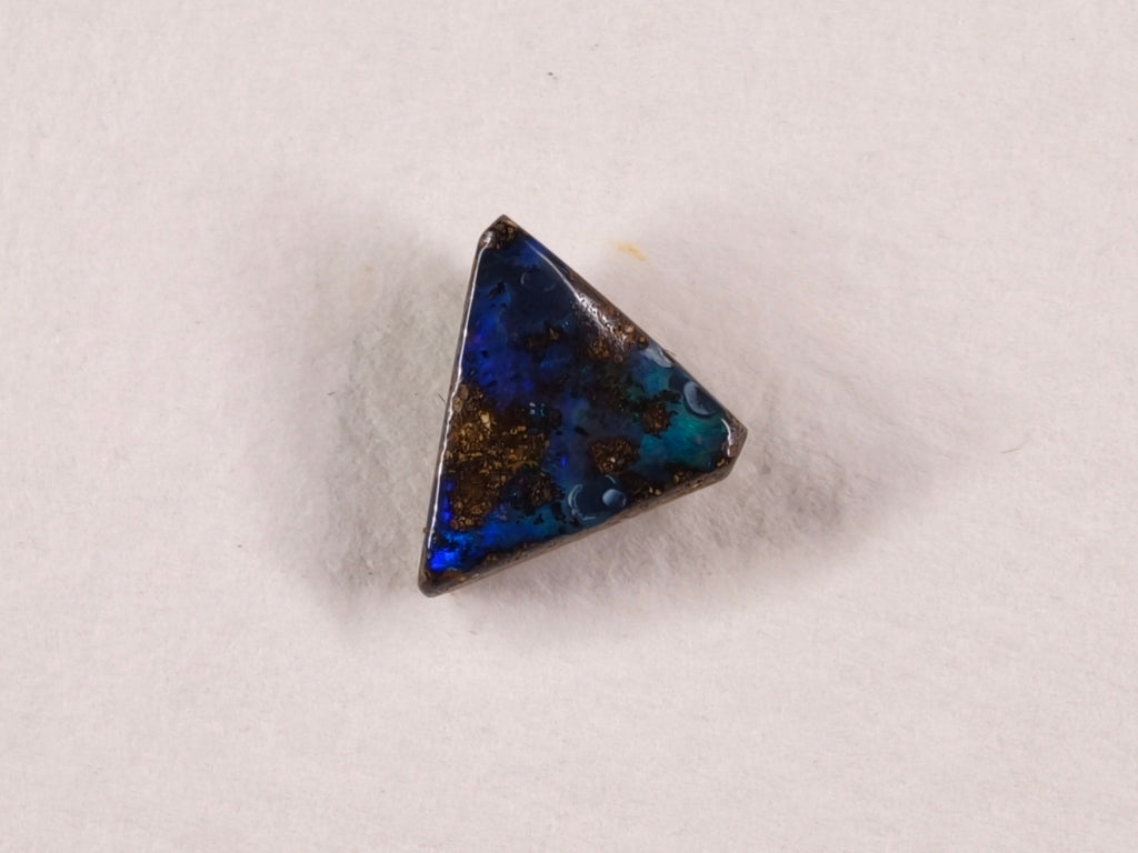 Opale boulder d’Australie — triangle — 2,6 ct