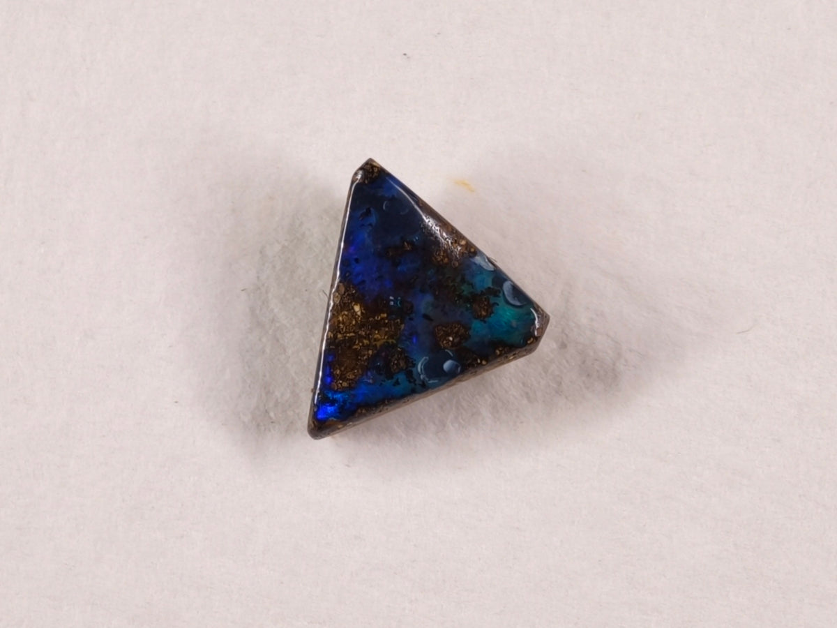 Opale boulder d’Australie — triangle — 2,6 ct