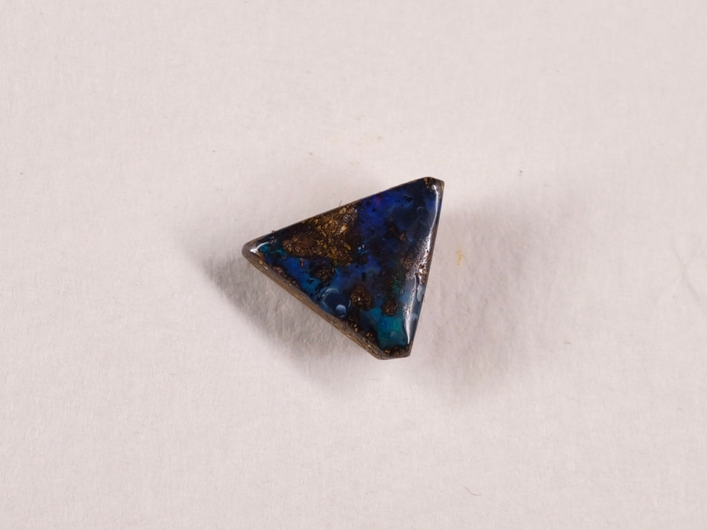 Opale boulder d’Australie — triangle — 2,6 ct