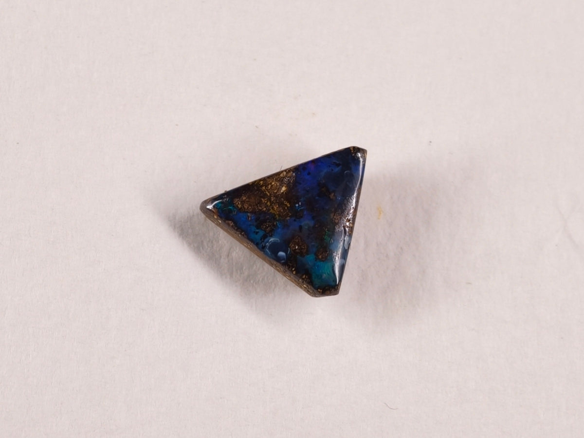 Opale boulder d’Australie — triangle — 2,6 ct