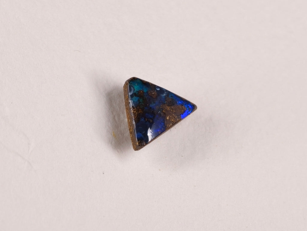 Opale boulder d’Australie — triangle — 2,6 ct