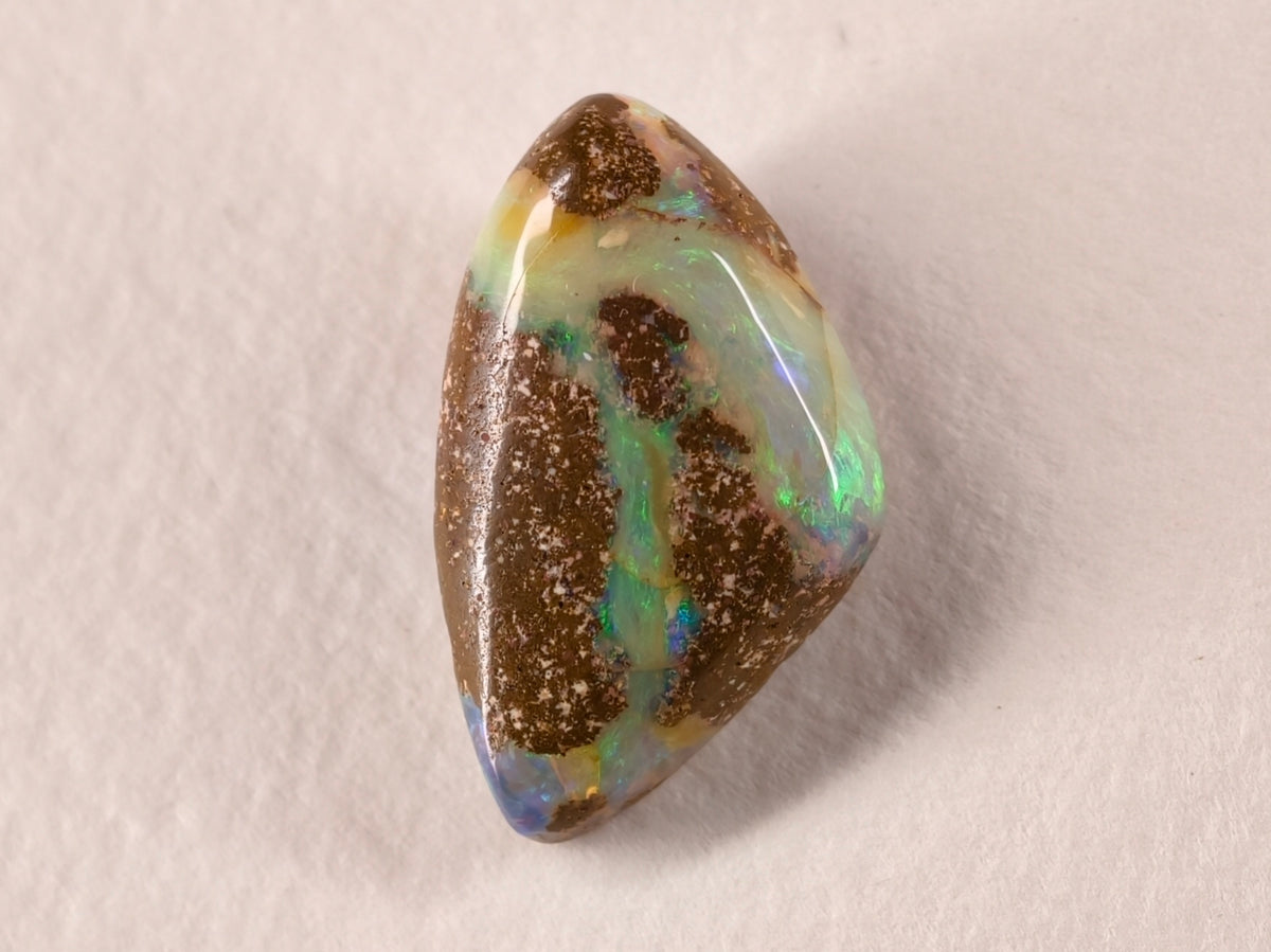Opale boulder d’Australie — forme libre — 10,3 ct