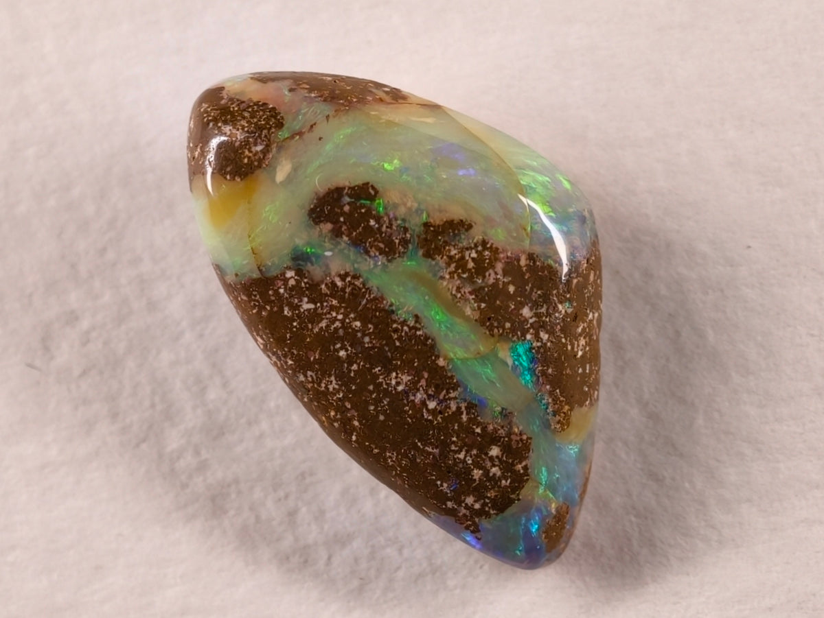 Opale boulder d’Australie — forme libre — 10,3 ct
