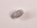 Opale de Lightning Ridge 0179 : cabochon bombé et plage verte diffuse