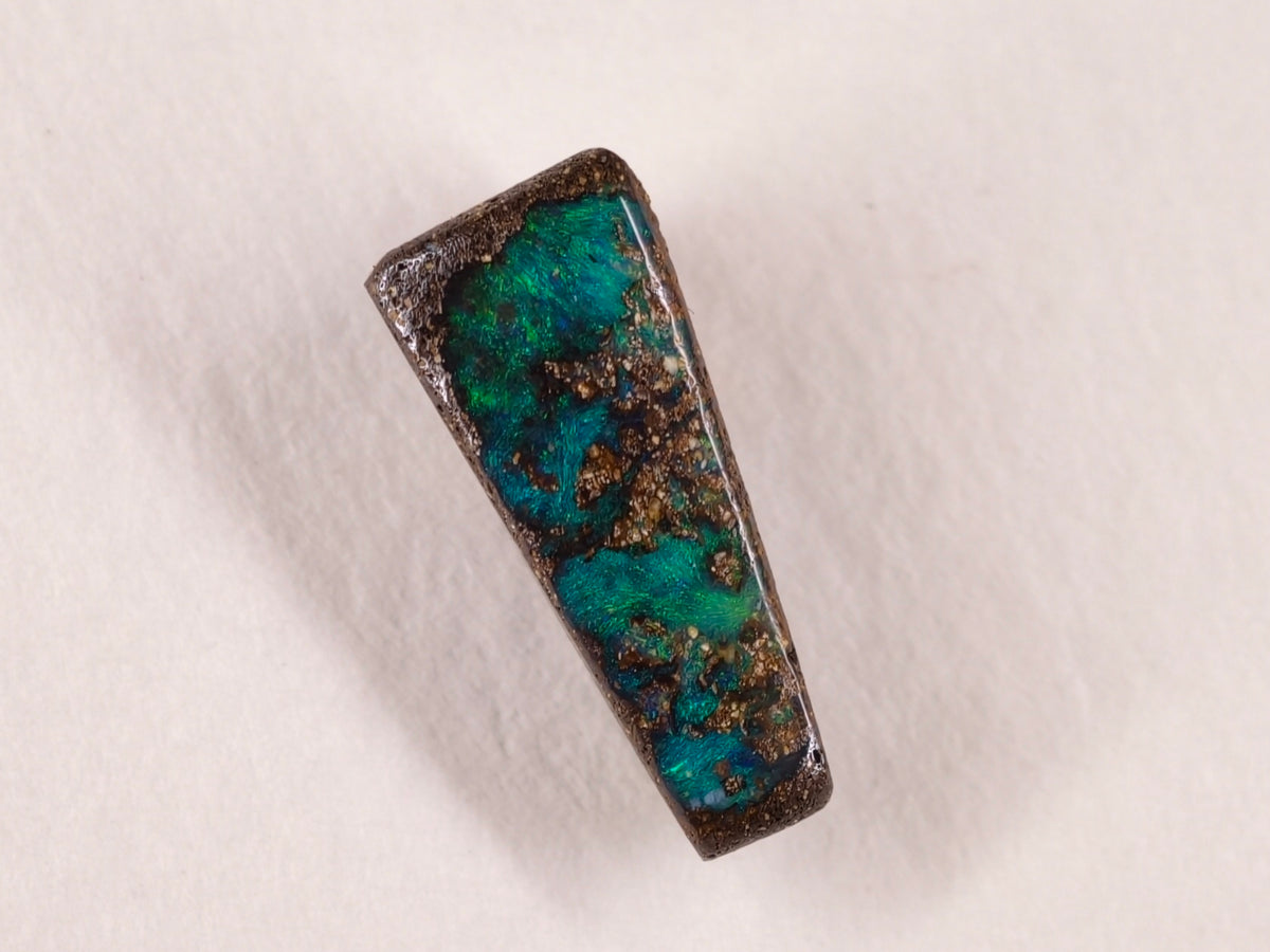 Opale boulder d’Australie — forme libre — 4,6 ct