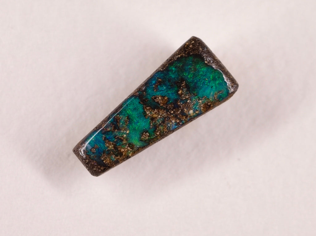 Opale boulder d’Australie — forme libre — 4,6 ct