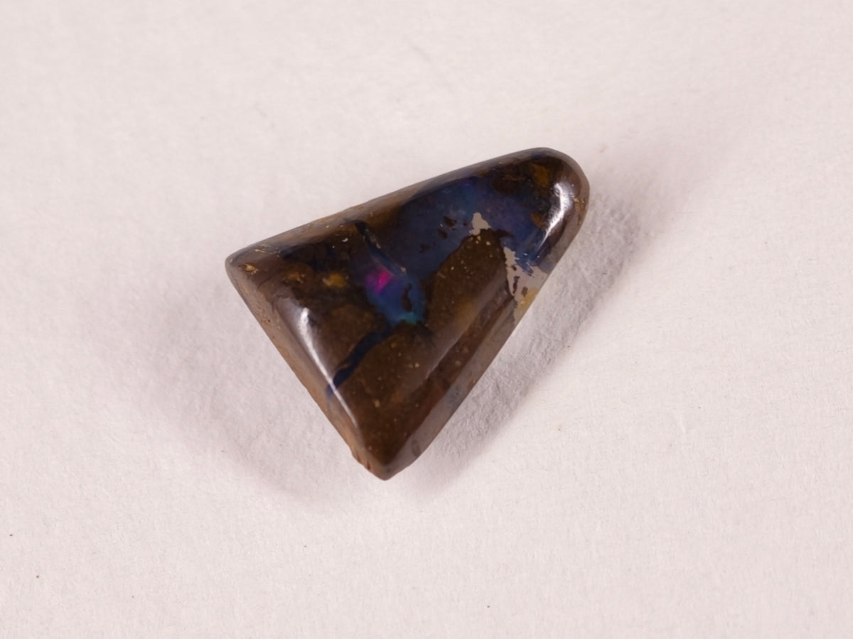 Opale boulder d’Australie — triangle — 2,4 ct