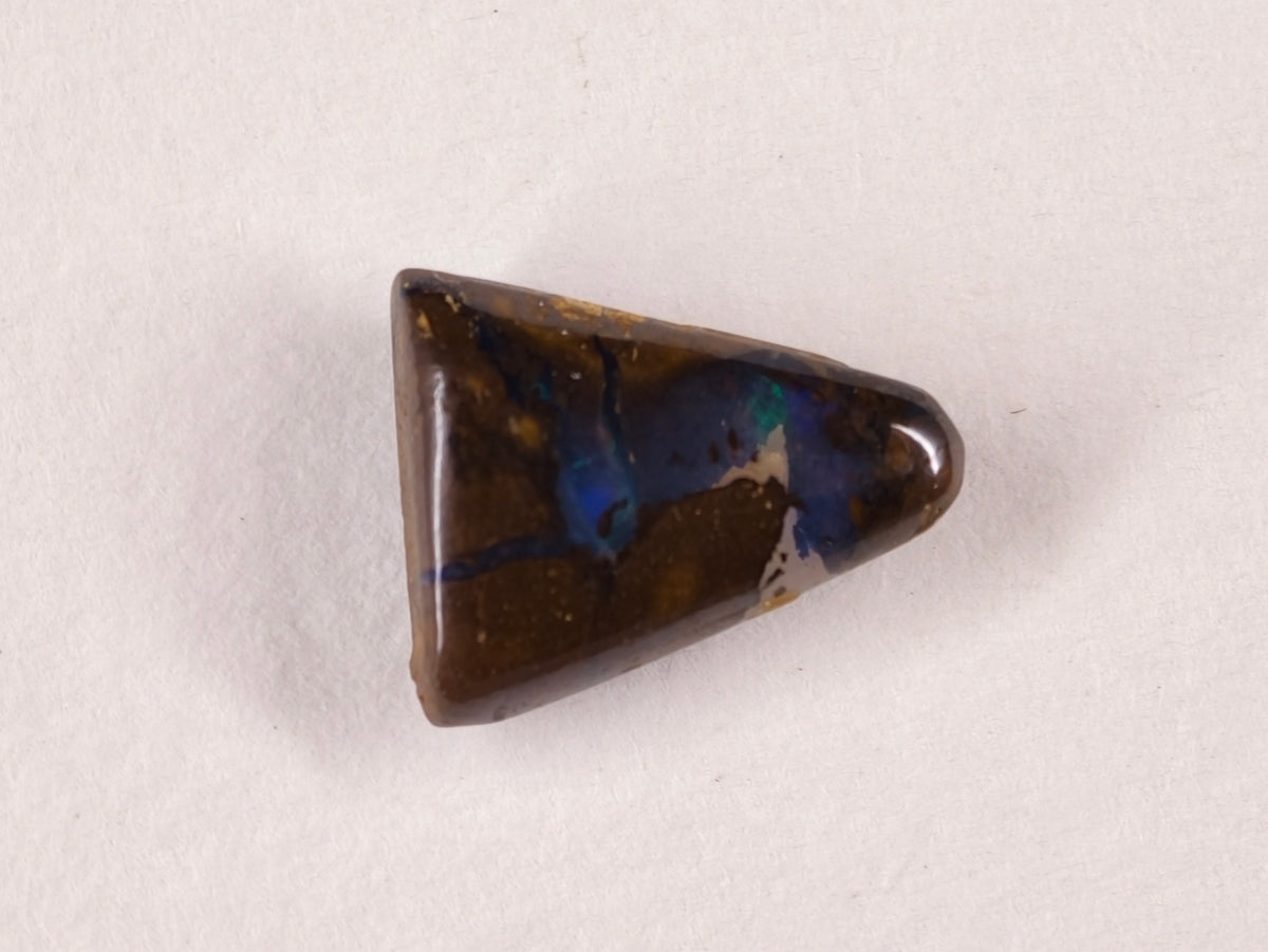 Opale boulder d’Australie — triangle — 2,4 ct