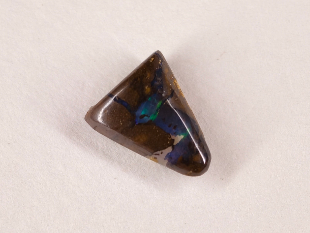 Opale boulder d’Australie — triangle — 2,4 ct
