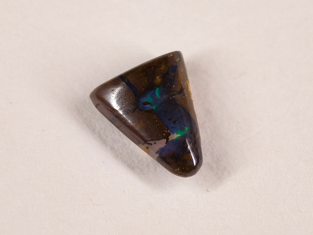Opale boulder d’Australie — triangle — 2,4 ct