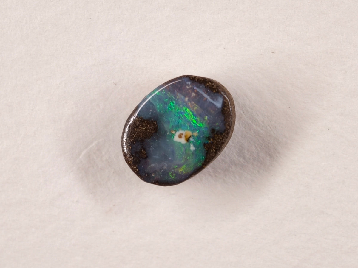 Opale boulder d’Australie — ovale — multicolore — 3,7 ct