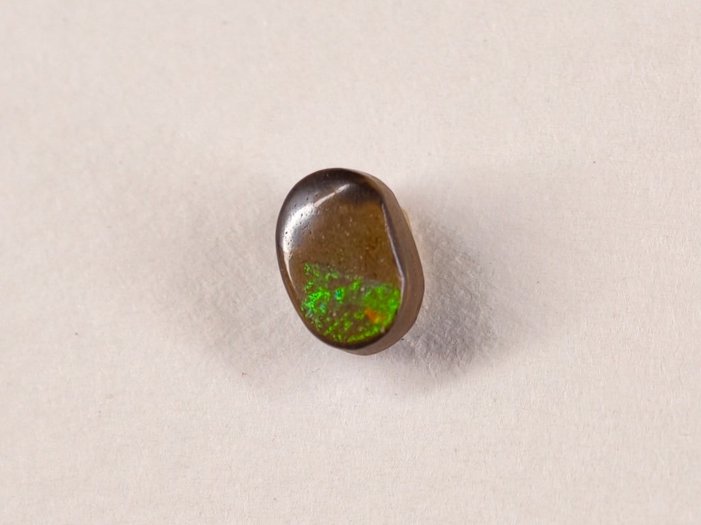 Opale boulder 0192 : vue verticale du petit cabochon à extrémité verte
